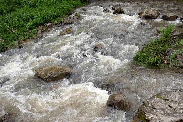Acqua Turbolenta Nuvolosa Flusso Montagna Dopo Pioggia — Foto Stock