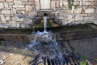 Kırsal Çeşme inişli çıkışlı su. Dağ alan.