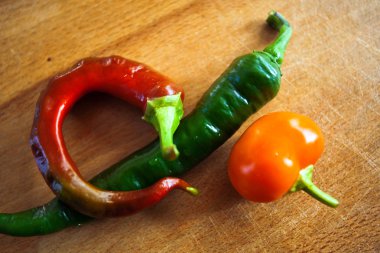 Farklı şekiller ve renkler taze biber.