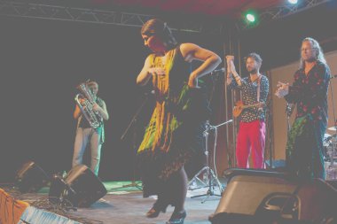 Gabrovo, Bulgaristan, 28 Temmuz 2018 açık sahne. Müzisyenler ve dansçılar izleyici akşam performansları ile eğlenin.