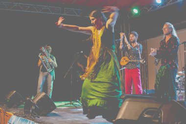 Gabrovo, Bulgaristan, 28 Temmuz 2018 açık sahne. Müzisyenler ve dansçılar izleyici akşam performansları ile eğlenin.