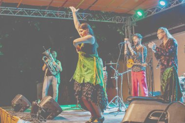 Gabrovo, Bulgaristan, 28 Temmuz 2018 açık sahne. Müzisyenler ve dansçılar izleyici akşam performansları ile eğlenin.