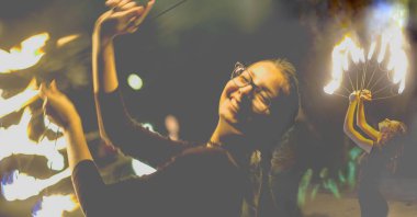 Gabrovo, Bulgaristan, 28 Temmuz 2018 açık sahne. Bir yangın gösteri seyirci yaz gecesi eğlendirir. Meşaleler ile dans güzel kız.