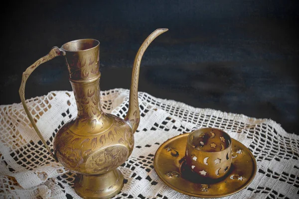 用于液体的铜罐和手工编织花边上的铜烛台 古代物品 — 图库照片