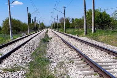 Uçakta demiryolu elektrik hattı. İki parça mesafe kaybolur.