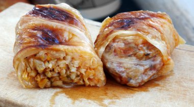 Ev yemek yaptı. Kavrulmuş Sarmi. Noel arifesi için pirinç doldurulmuş lahana yaprakları ile geleneksel yemekler.