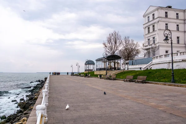 罗马尼亚康斯坦察2019年4月19日 黑暗的四月日 游客沿着沿海林荫大道散步 康斯坦察是黑海上重要的港口城市 也是著名的旅游胜地 — 图库照片