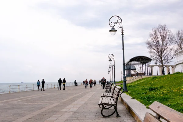 罗马尼亚康斯坦察2019年4月19日 黑暗的四月日 游客沿着沿海林荫大道散步 康斯坦察是黑海上重要的港口城市 也是著名的旅游胜地 — 图库照片