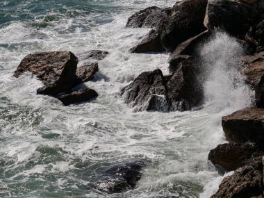 Deniz dalgaları kayalarda kırılıyor. Deniz fırtınalı ve kasvetli..