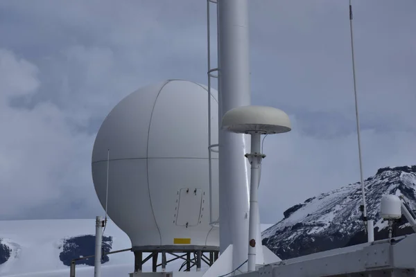 Antennen Und Kommunikationsgeräte Auf Einem Kreuzfahrtschiff — Stockfoto