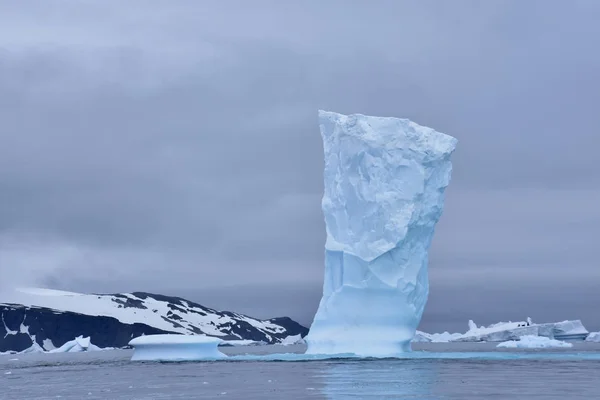 Buz Dağları Okyanus Üzerinde Hisse Senedi Resimleri — Stok fotoğraf