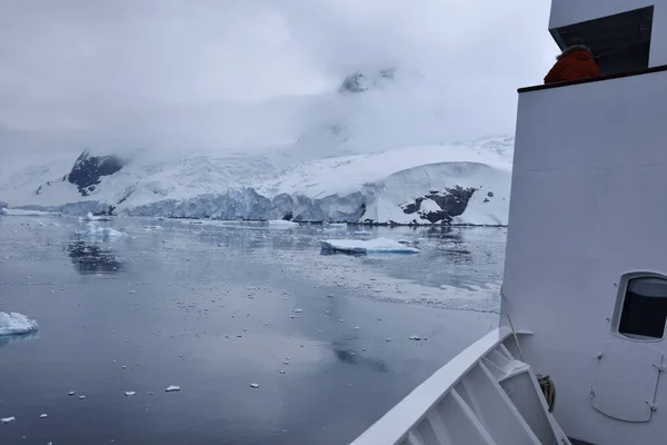 Yolcu Gemisi Buzlu Sularda Yol Alıyor — Stok fotoğraf
