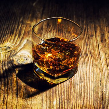 Ahşap arka planda izole viski çekimi