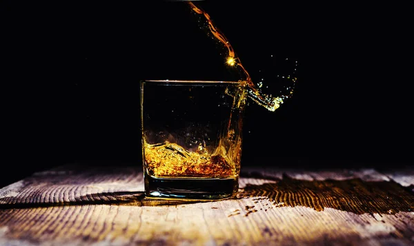 Tiro aislado de whisky sobre fondo de madera — Foto de Stock