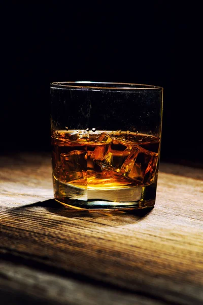 Geïsoleerde shot van whisky op houten achtergrond — Stockfoto