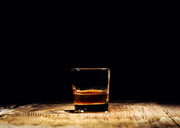 Plan isolé de whisky avec éclaboussure sur fond noir — Photo