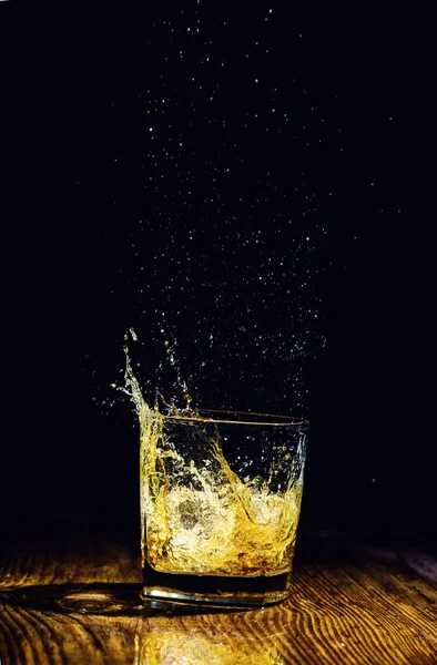 Isolerad skott av whisky på trä bakgrund — Stockfoto