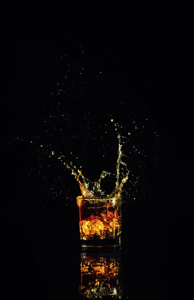 Plan isolé de whisky avec éclaboussure sur fond noir — Photo