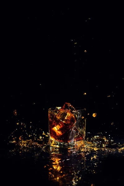 Colpo isolato di whisky con spruzzata su sfondo nero — Foto Stock