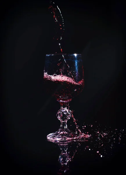 赤ワインをワイングラスに注ぎ — ストック写真