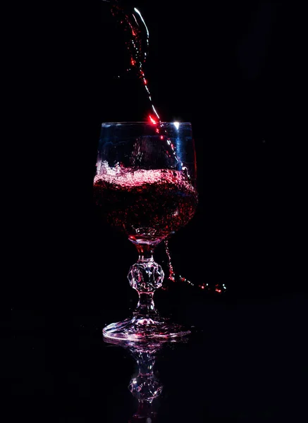 Vin rouge versant dans le verre à vin — Photo