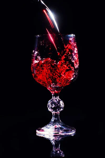 Vin rouge versant dans le verre à vin — Photo