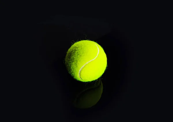 Tenisový míček izolované na černé s dramatické osvětlení — Stock fotografie