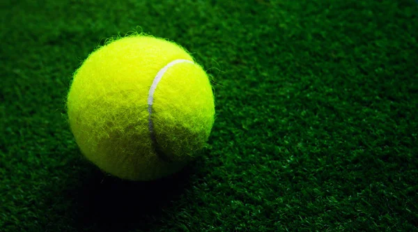 Tennisboll isolerade på svart med dramatisk belysning — Stockfoto