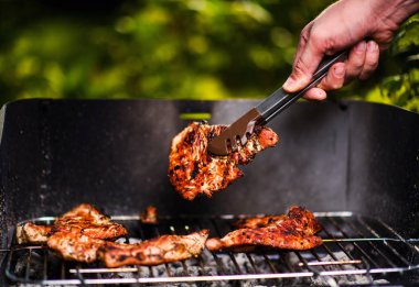 Izgara et, Barbekü. Bahar zamanı.