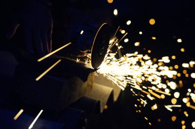 Yakın kıvılcım flaşile çelik boru üzerinde metal taşlama