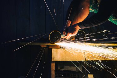 Yakın kıvılcım flaşile çelik boru üzerinde metal taşlama