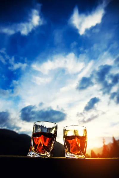 Tiro de uísque ao pôr-do-sol céu dramático na paisagem montesa bac — Fotografia de Stock