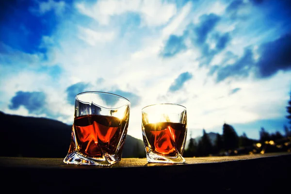 Whisky al atardecer cielo dramático en el paisaje de montaña fondo — Foto de Stock