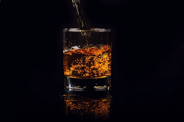 Odosobniony strzał whisky na drewnianym tle — Zdjęcie stockowe