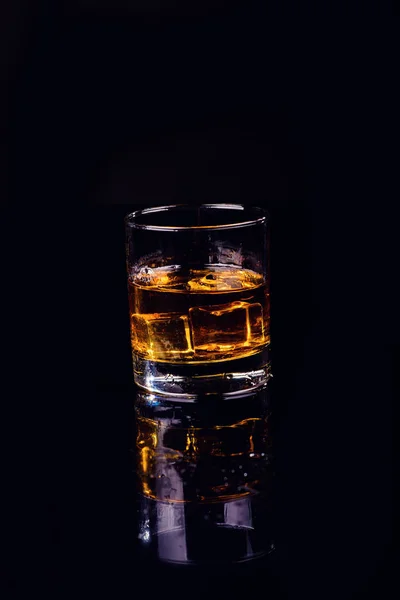 Plan isolé de whisky sur fond noir, brandy dans un verre — Photo