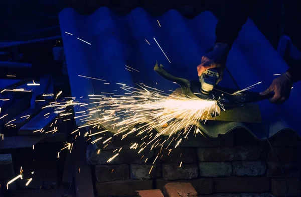 Metallschleifen auf Stahlrohr mit Funkenschlag aus nächster Nähe — Stockfoto
