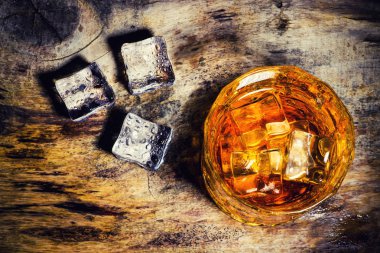 Arkaplanda buz küpleri olan viski.