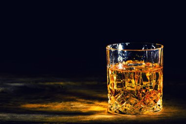 Arkaplanda buz küpleri olan viski.