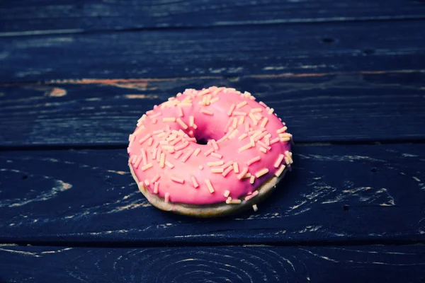 Donuts auf einem hölzernen Hintergrund — Stockfoto