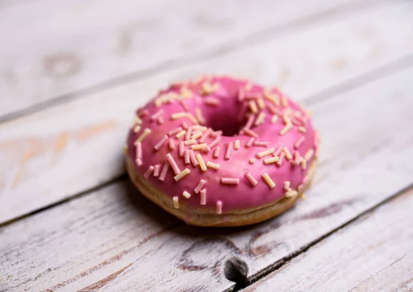 Donuts auf einem hölzernen Hintergrund — Stockfoto