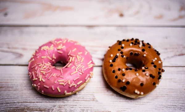 Donuts auf einem hölzernen Hintergrund — Stockfoto