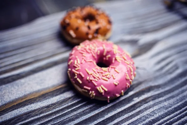 Donuts auf einem hölzernen Hintergrund — Stockfoto