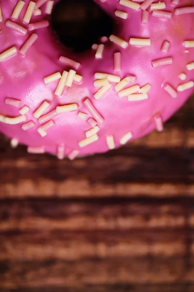 Donuts em um fundo de madeira — Fotografia de Stock