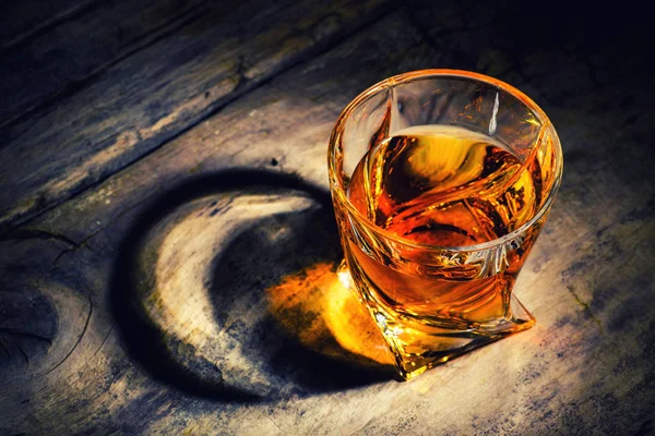 Whiskey with ice cubes on wooden background — Stock Photo, Image