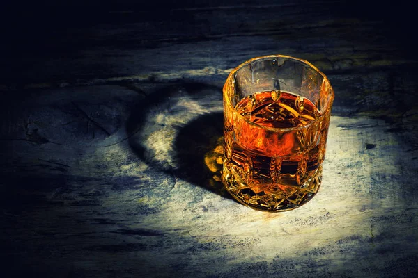 Arkaplanda buz küpleri olan viski. — Stok fotoğraf