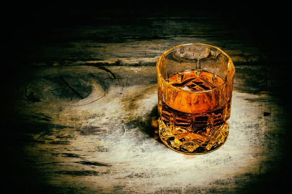 Whisky mit Eiswürfeln auf Holzgrund — Stockfoto