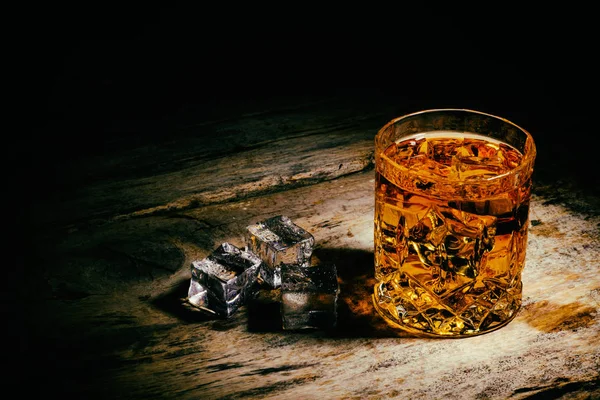 Whisky med isbitar på trä bakgrund — Stockfoto