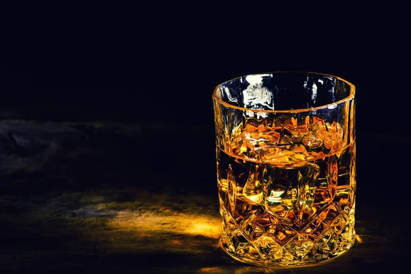 Whiskey with ice cubes on wooden background — Stock Photo, Image