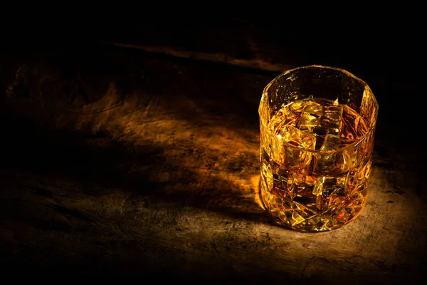 Whiskey con hielo sobre fondo de madera —  Fotos de Stock