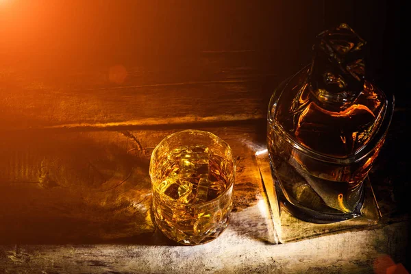 Whiskey con hielo sobre fondo de madera —  Fotos de Stock